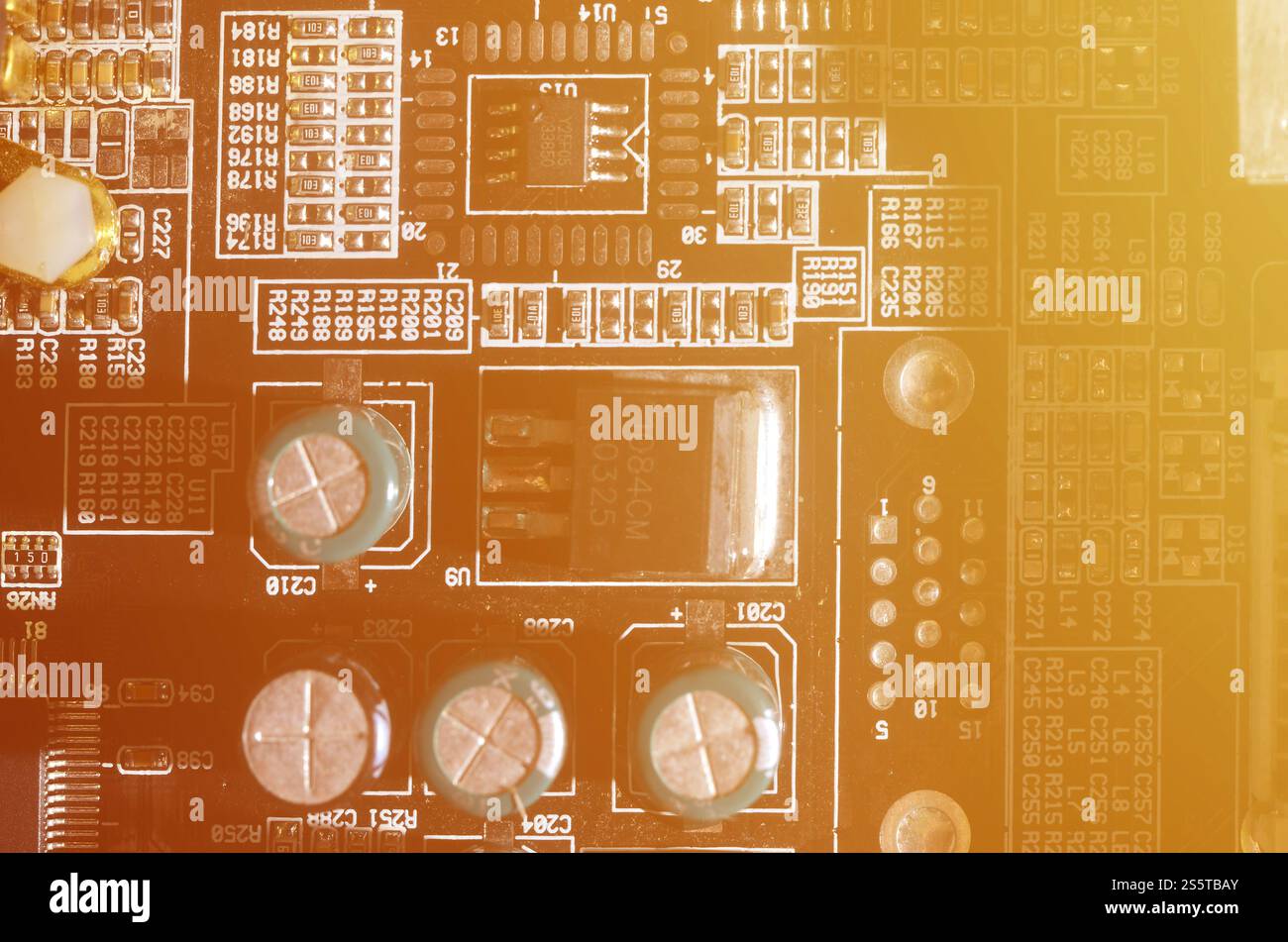 Un tonico immagine macro di un computer a bordo con molti piccoli elementi tecnologici. Estremamente leggera profondità di campo a. Abstract background tecnologico Foto Stock