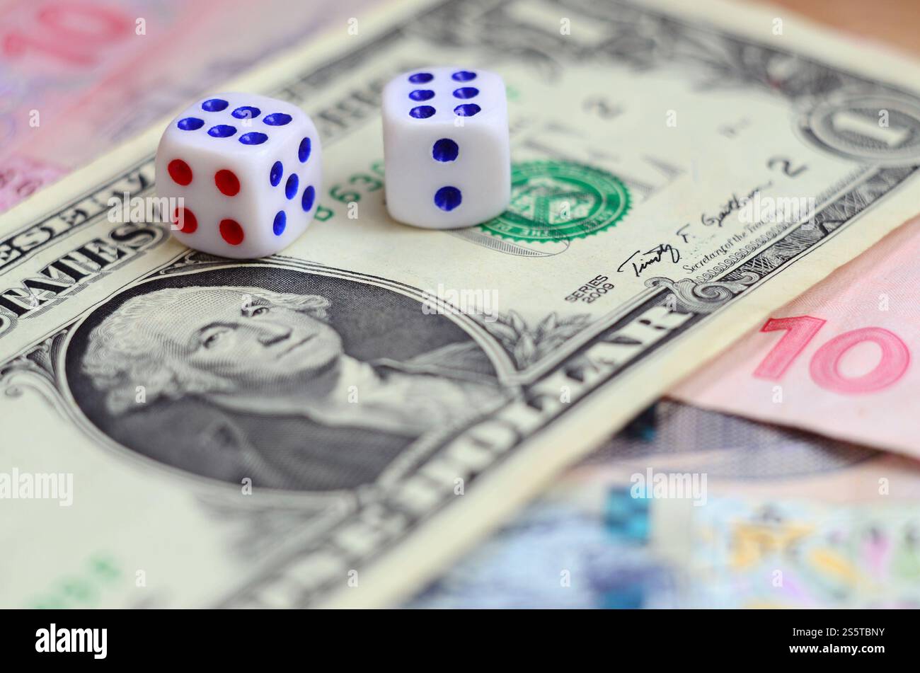 Dadi bianchi sono su un dollaro di dollari USA. Il concetto del gioco d azzardo con tariffe in unità monetarie Foto Stock
