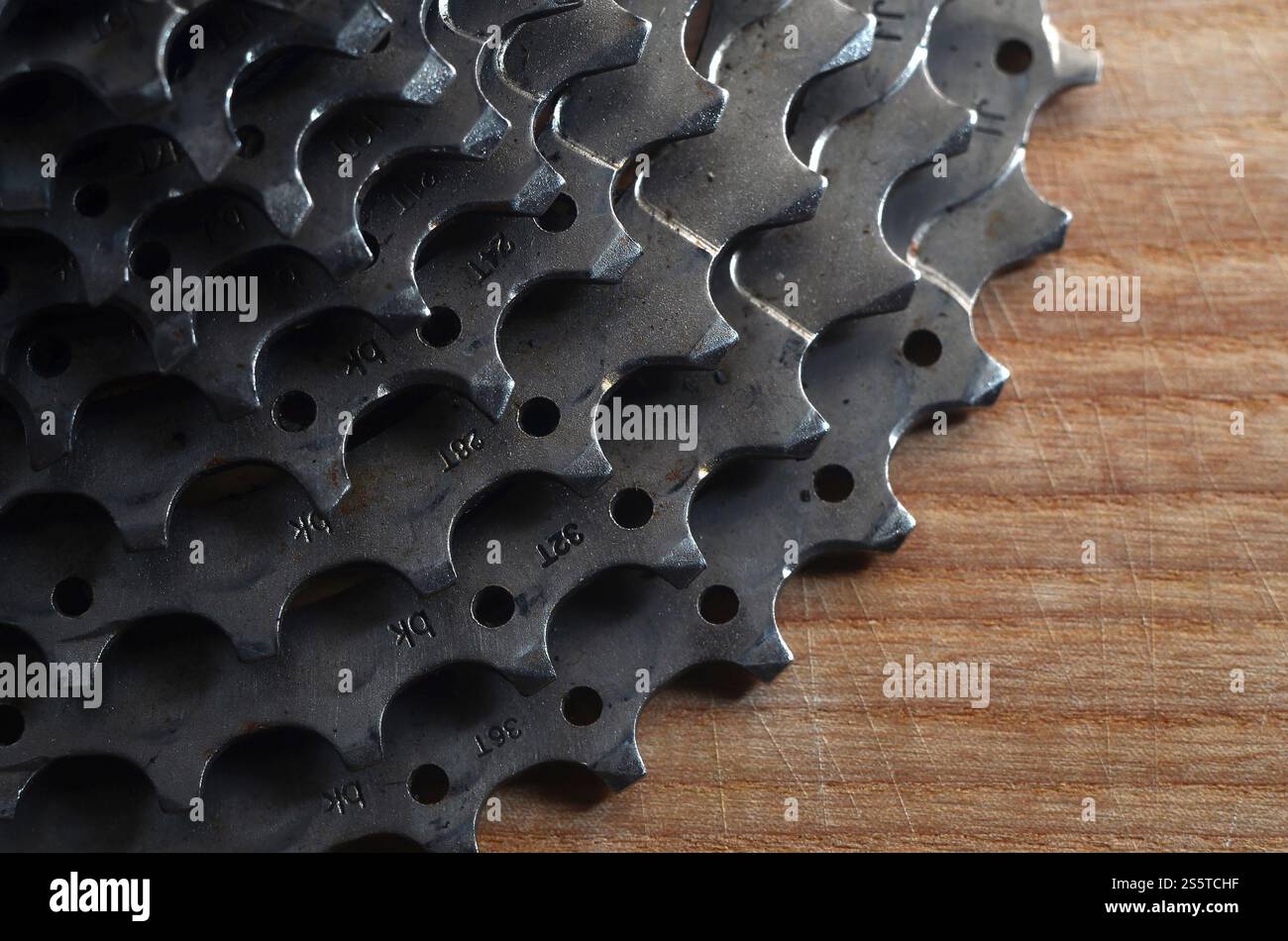 Una fotografia ravvicinata di una cassetta posteriore di una mountain bike stesa su un tavolo di legno in un negozio di biciclette. Uno dei componenti principali per la commutazione Foto Stock