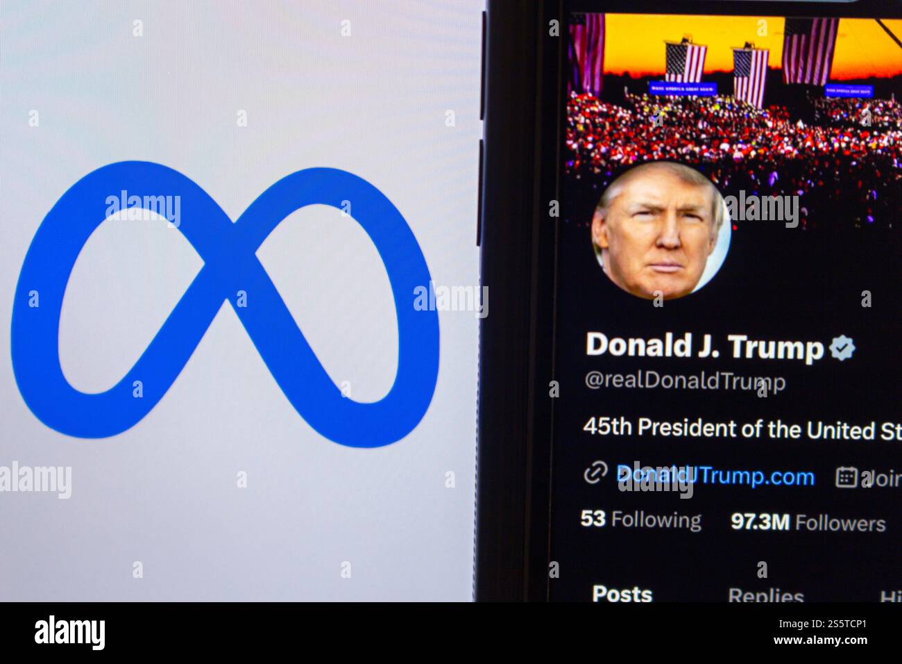 Pagina dell'account X app di Donald Trump, con il logo Meta Platforms Inc. Sullo sfondo. Simboleggiare la libertà di espressione e i cambiamenti politici. Foto Stock