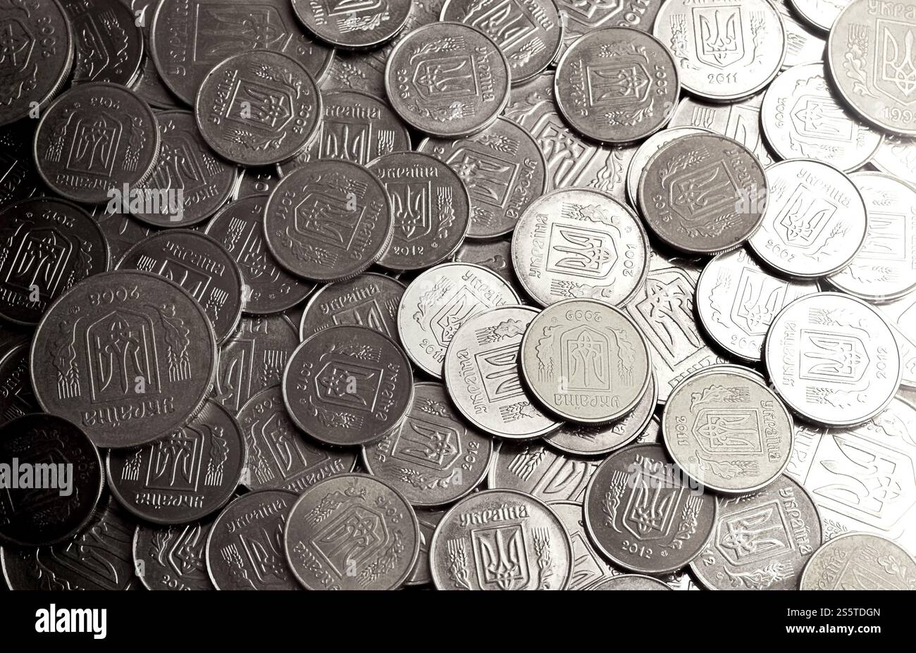 Una grande pila di monete da una banca Ucraina. Monete di tipo ucraino: Kopeck. Concetto per affari bancari, tasse, debito, prezzi e altri aspetti finanziari Foto Stock