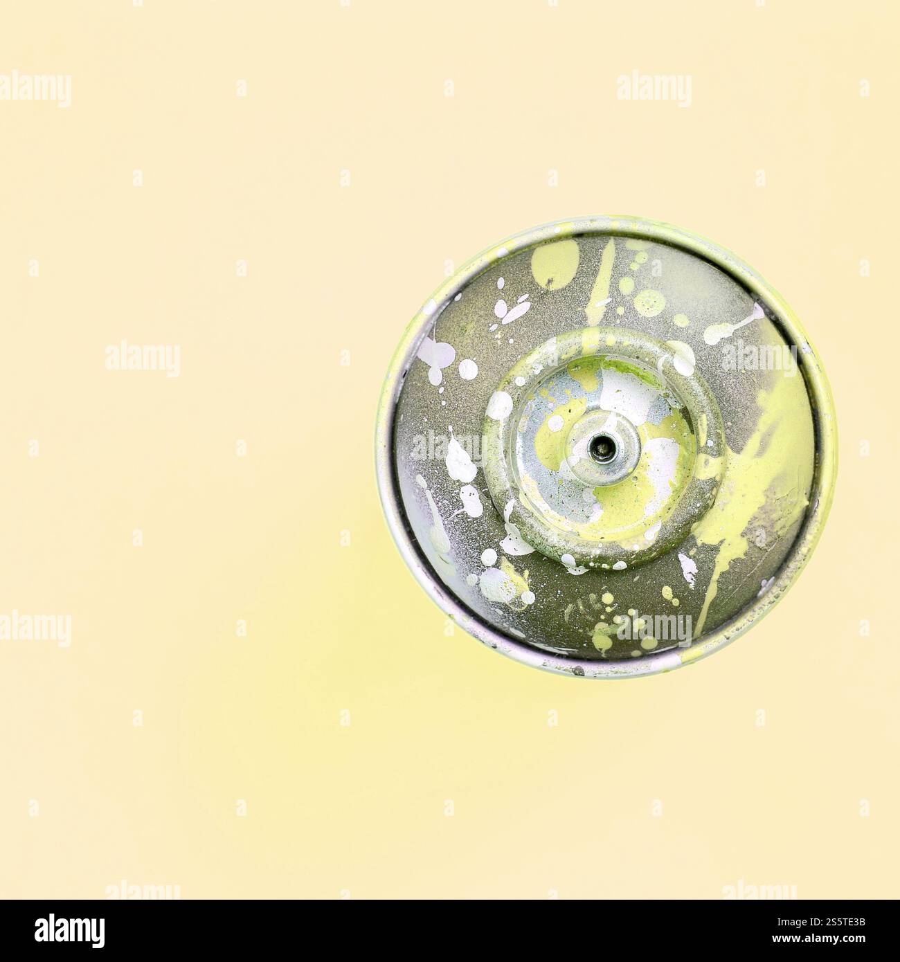 Unico utilizzato bomboletta spray per graffiti disegno giace su un color pastello sfondi. Arte di strada il concetto di pittura. Minima laici piana. Vista superiore Foto Stock