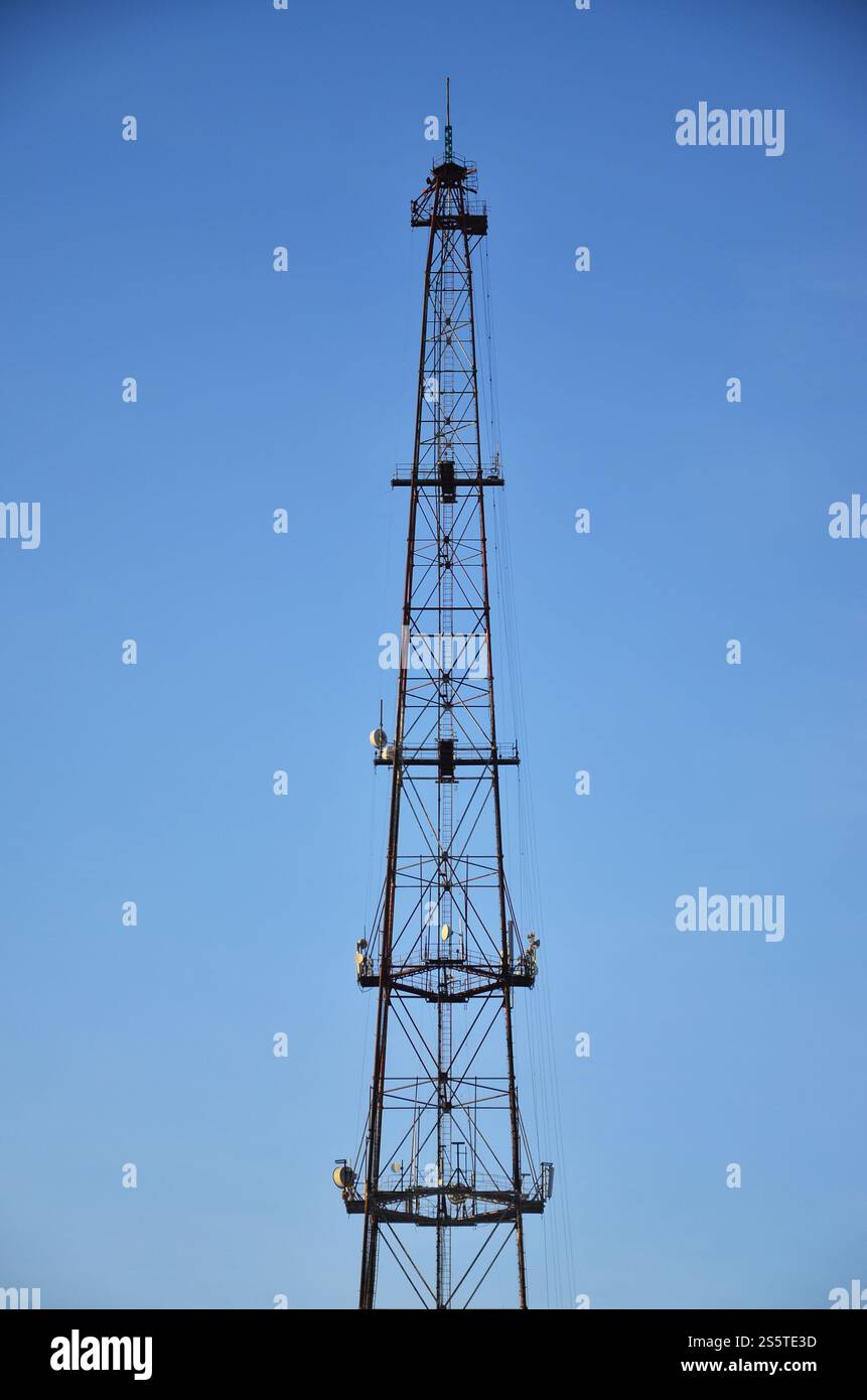 Torre di comunicazione radio contro un cielo blu senza nuvole. Background astratto associato alle tecnologie radio, la comunicazione wireless mobile. Foto Stock