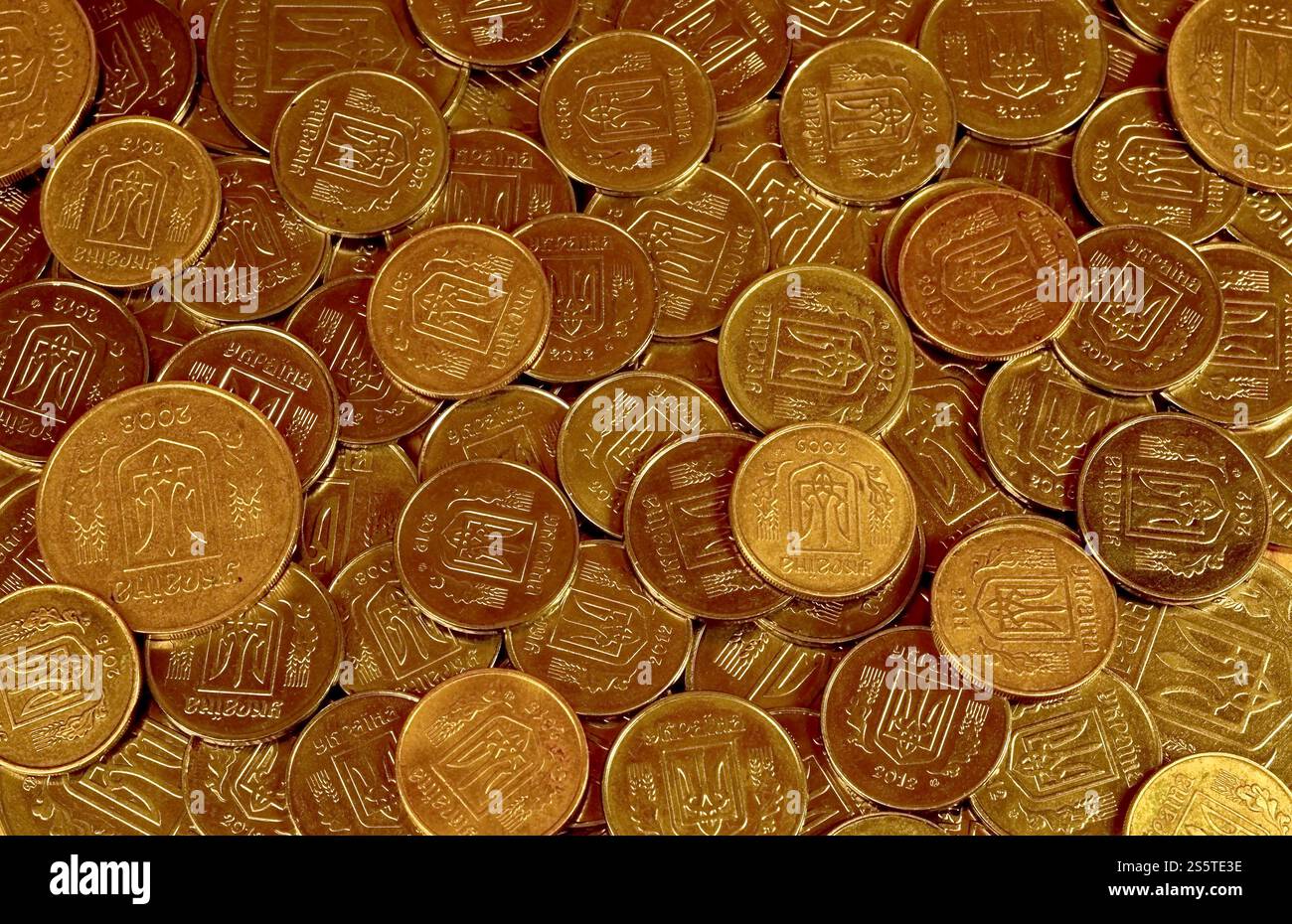 Una grande pila di monete da una banca Ucraina. Monete di tipo ucraino: Kopeck. Concetto per affari bancari, tasse, debito, prezzi e altri aspetti finanziari Foto Stock
