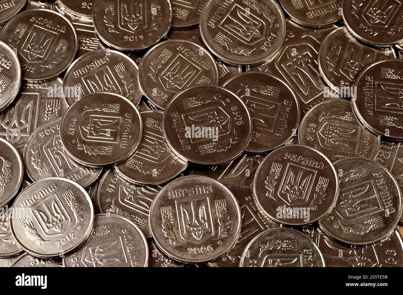 Una grande pila di monete da una banca Ucraina. Monete di tipo ucraino: Kopeck. Concetto per affari bancari, tasse, debito, prezzi e altri aspetti finanziari Foto Stock