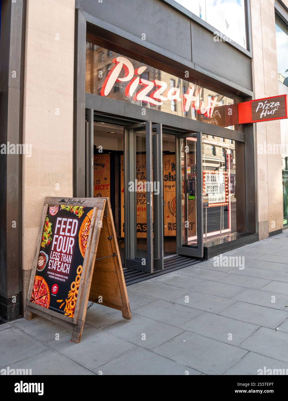 Londra, Regno Unito - 23 marzo 2024: Ristorante Pizza Hut nella città di Londra. Pizza Hut è una catena di ristoranti multinazionale americana e internazionale fran Foto Stock