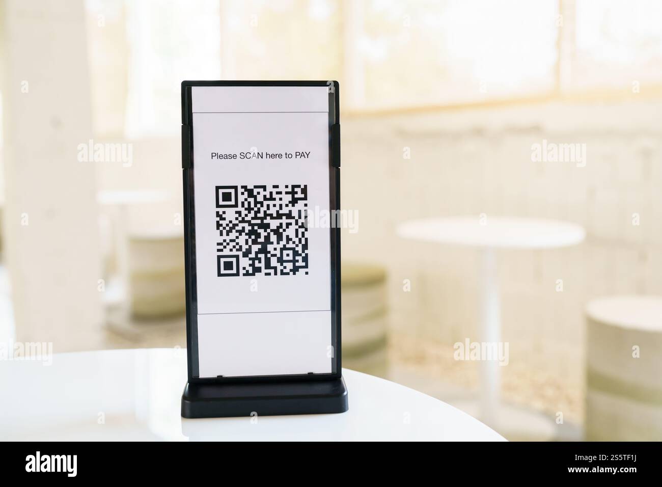 Pagamento con codice QR. Portafoglio elettronico. L'uomo che scansiona l'etichetta accettata genera pagamenti digitali senza denaro.scansione del codice QR acquisti online pagamenti senza contanti e. Foto Stock