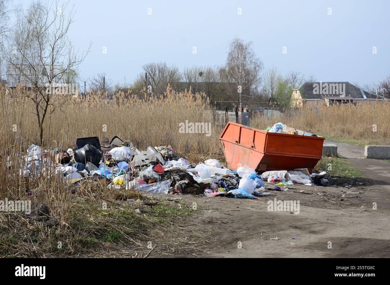 La bidonera è confezionata con rifiuti e rifiuti. Rimozione prematura dei rifiuti nelle aree popolate Foto Stock