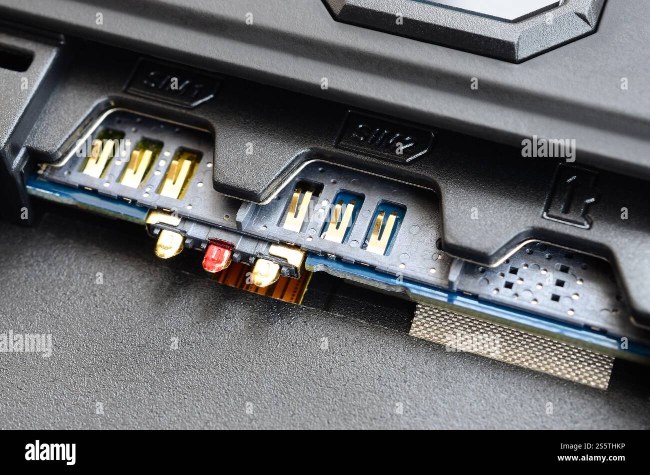 Concetto di tecnologia di comunicazione mobile 5G a banda larga. Doppio slot per scheda SIM negli smartphone moderni. SIM memorizza l'identità dell'abbonato mobile internazionale Foto Stock