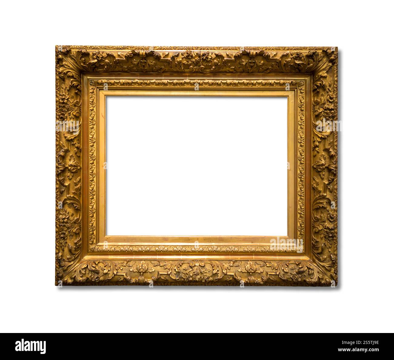 Cornice dorata vuota isolata su sfondo bianco. Mockup d'arte vuoto sul muro del museo. Cornice dorata vuota isolata su sfondo bianco Foto Stock