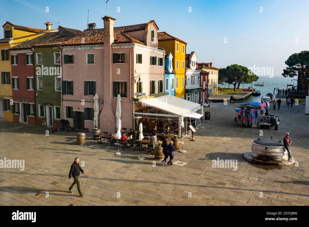 Piazza a Burano, vicino a Venezia, Italia Foto Stock