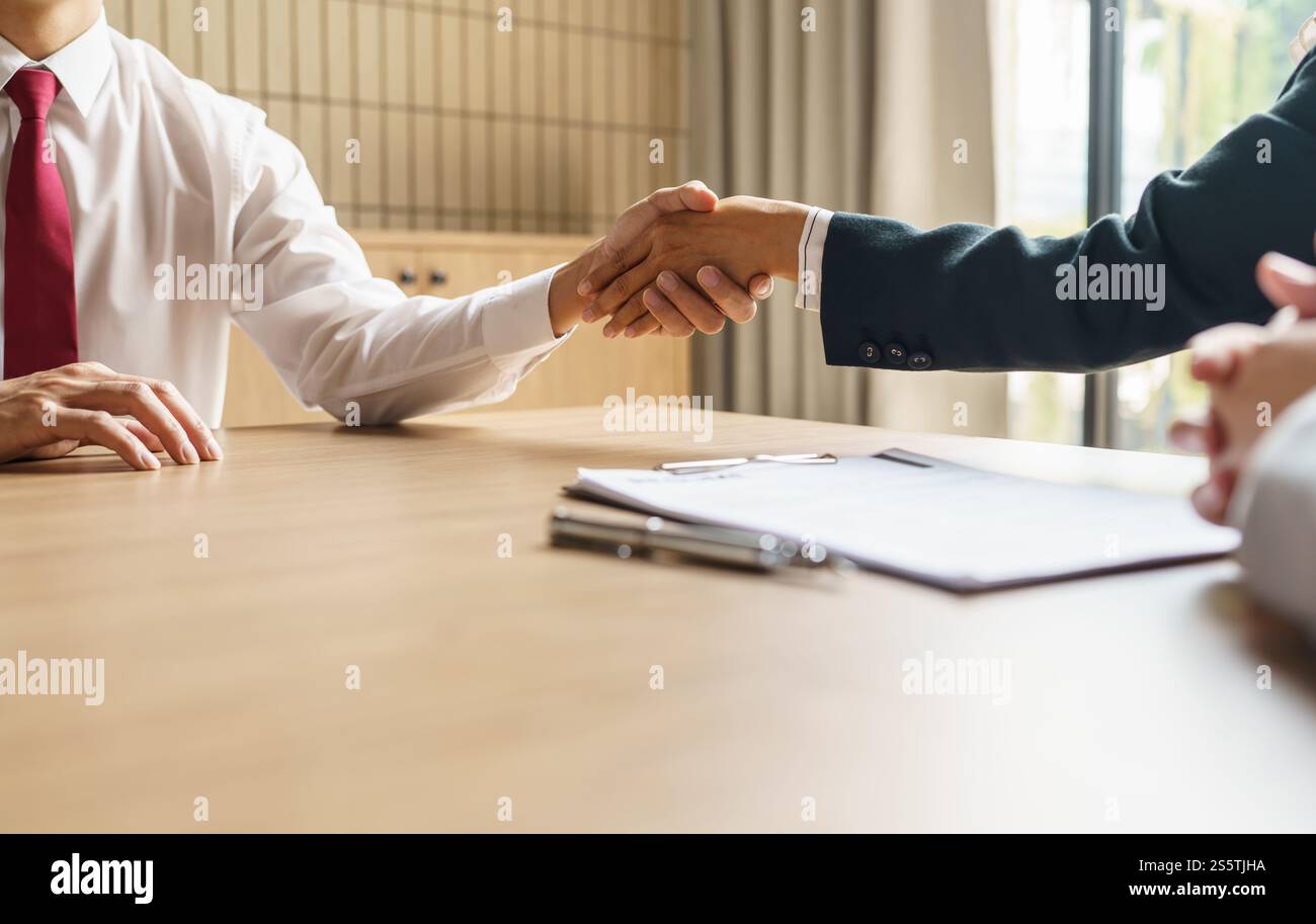 Uomo d'affari che stringe la mano a un candidato di successo al colloquio. ho trovato il lavoro in squadra. Benvenuto a bordo di una riunione di successo per fare un accordo Foto Stock