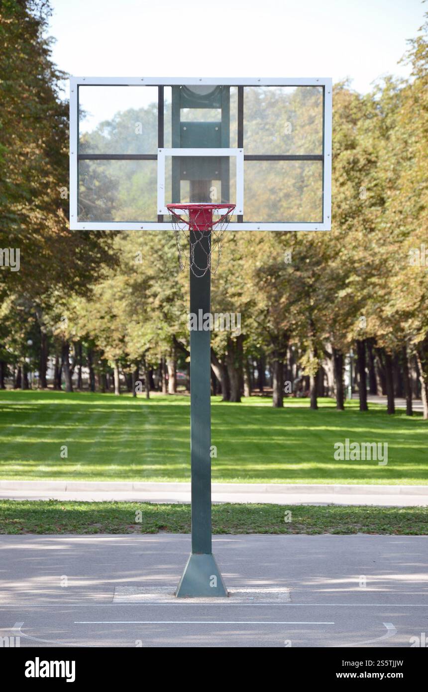 Empty street basketball. Per concetti come sport ed esercizio e uno stile di vita sano Foto Stock