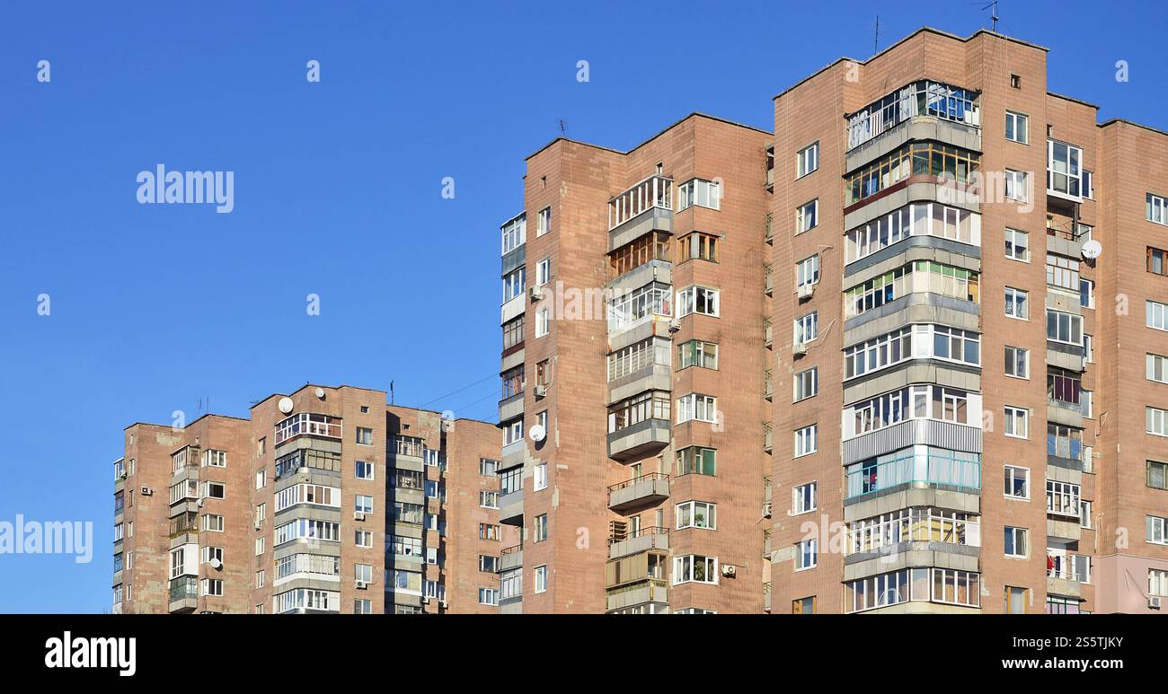 Foto dettagliate di un edificio residenziale a più piani con molti balconi e finestre. Ostelli per poveri in Russia e Ucraina in un danneggiato Foto Stock