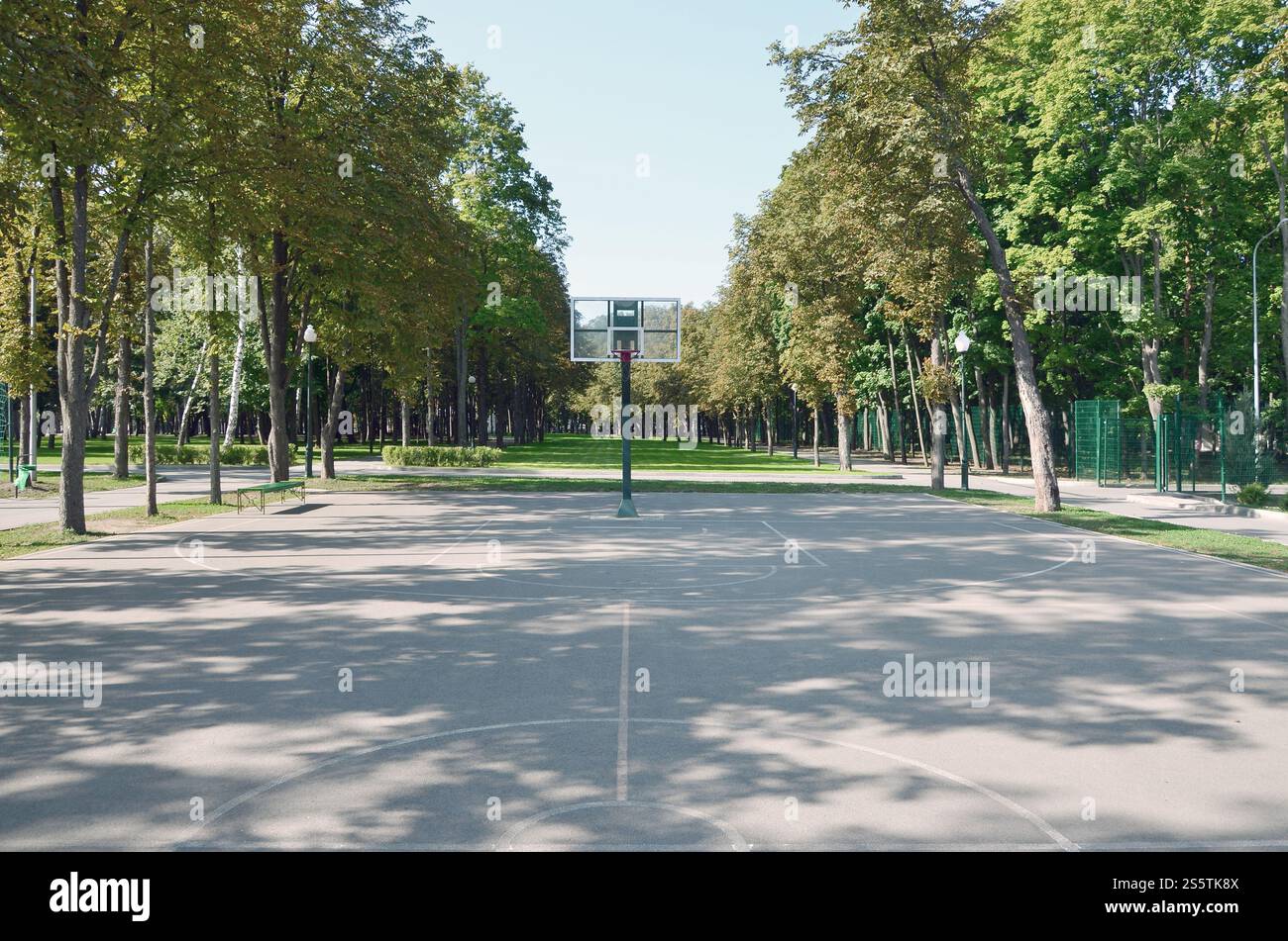 Empty street basketball. Per concetti come sport ed esercizio e uno stile di vita sano Foto Stock