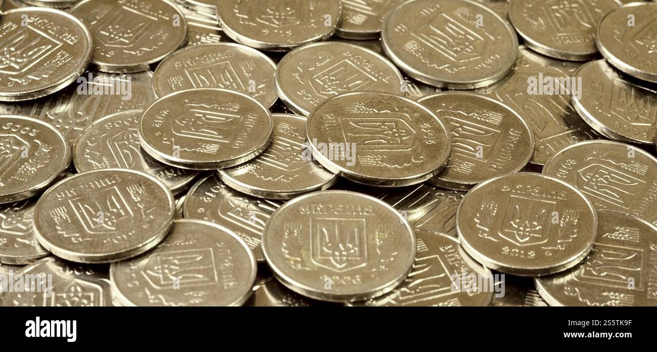 Una grande pila di monete da una banca Ucraina. Monete di tipo ucraino: Kopeck. Concetto per affari bancari, tasse, debito, prezzi e altri aspetti finanziari Foto Stock