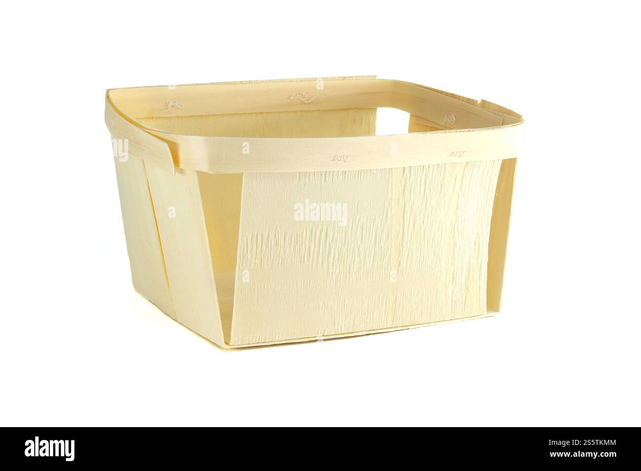 Cestello in legno minimalista ed ecologico realizzato con materiali naturali, ideale per organizzare, servire o decorare. Perfetto per la casa e per l'ambiente Foto Stock