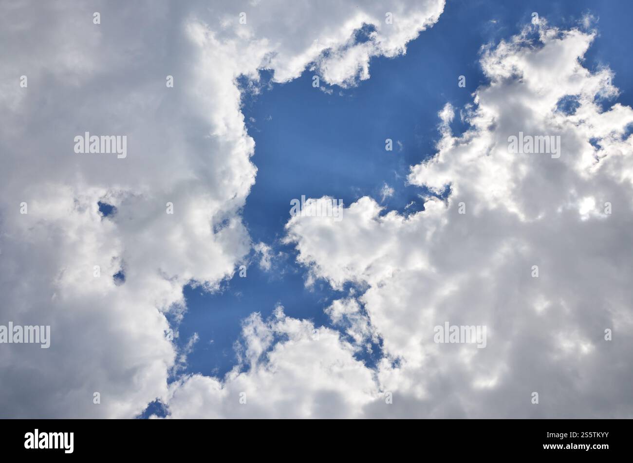 Belle blue sky modello di sfondo con un po' di spazio per il testo di input messaggio sotto isolato su blu Foto Stock