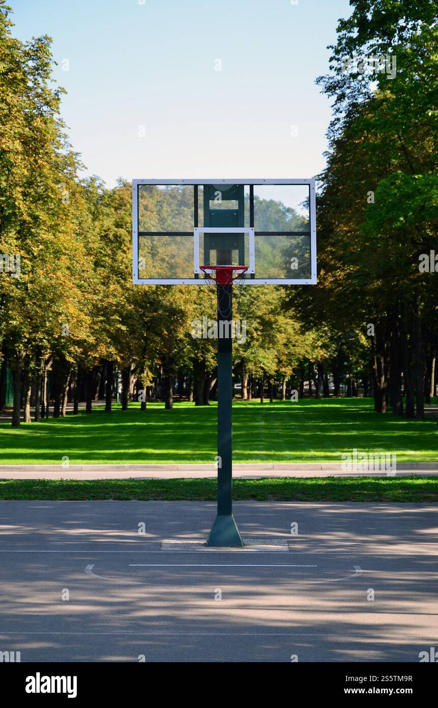 Empty street basketball. Per concetti come sport ed esercizio e uno stile di vita sano Foto Stock