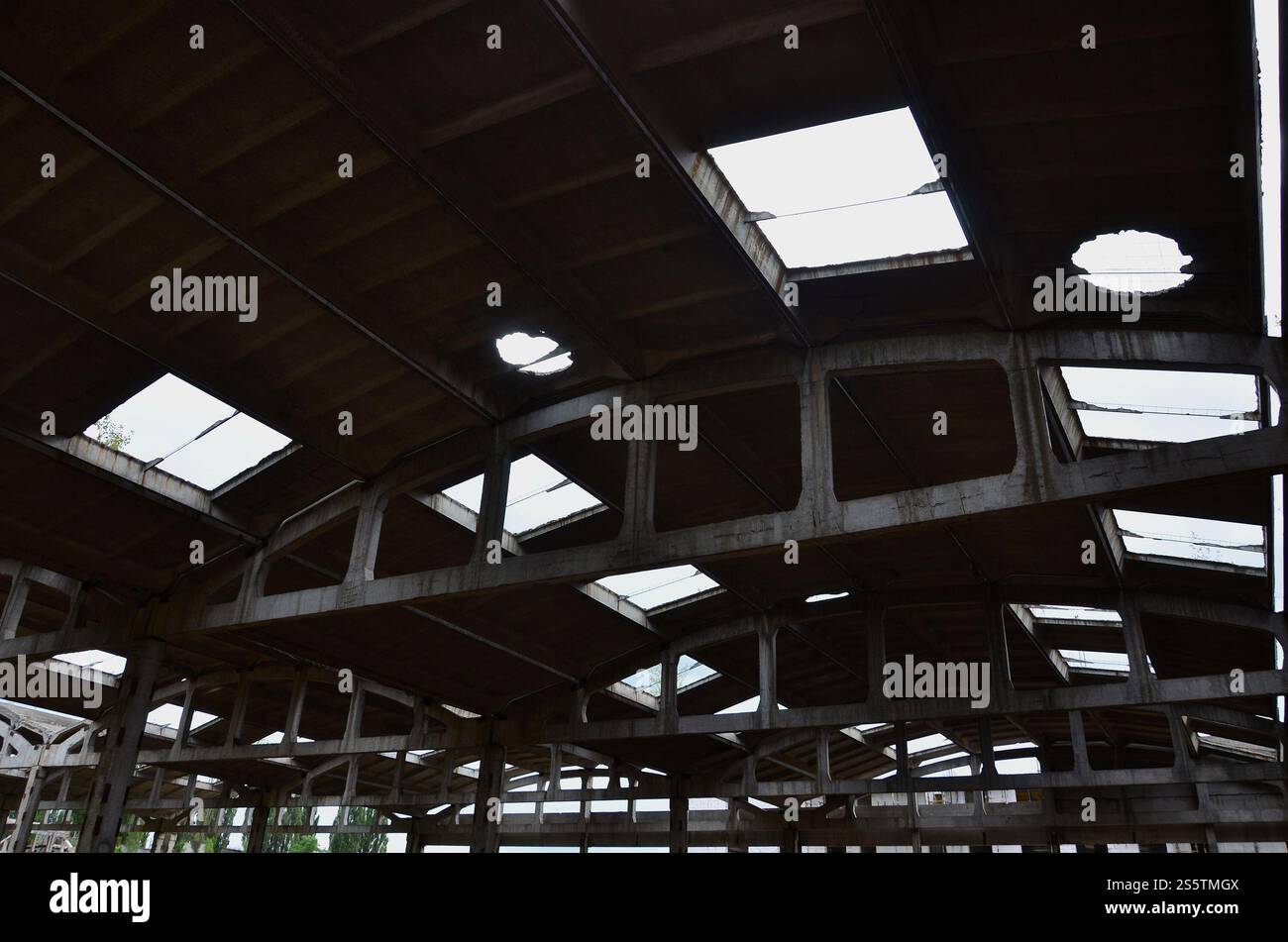 Immagine di panorama di un industriale abbandonato hangar con un tetto danneggiato. Foto sulla lente grandangolare Foto Stock