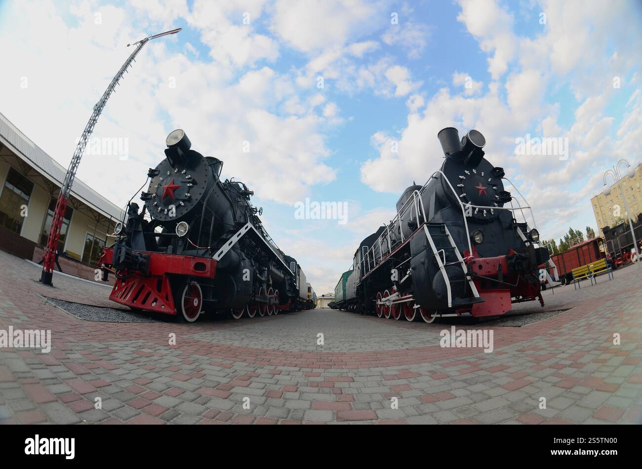 Foto del vecchio nero locomotive a vapore della Unione Sovietica. Forte distorsione dalla lente fisheye Foto Stock