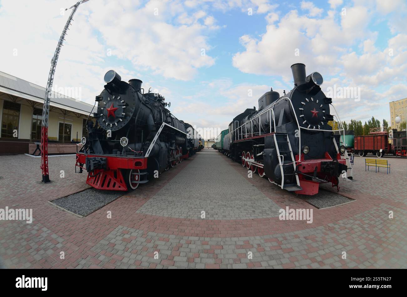 Foto del vecchio nero locomotive a vapore della Unione Sovietica. Forte distorsione dalla lente fisheye Foto Stock
