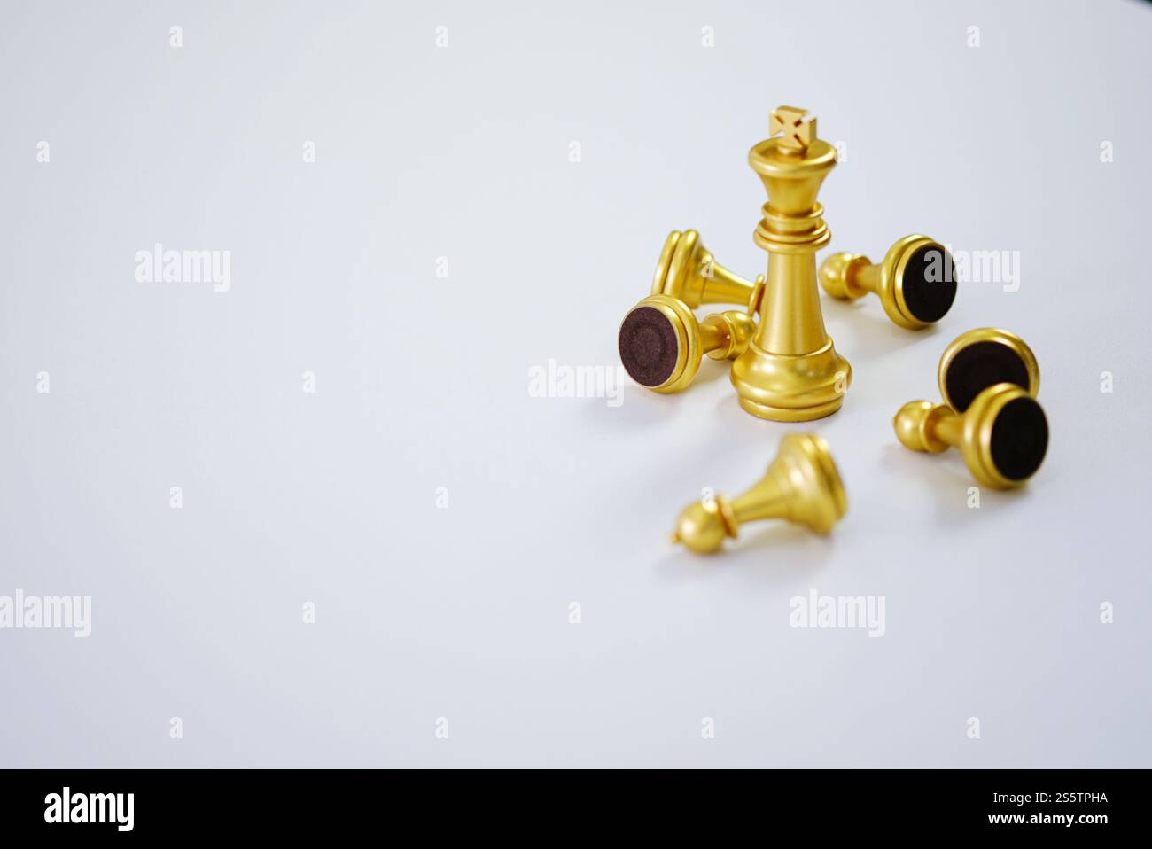 Concetto di risorse umane gestione della carriera con le mani strette pianificazione strategia con figure di scacchi Foto Stock