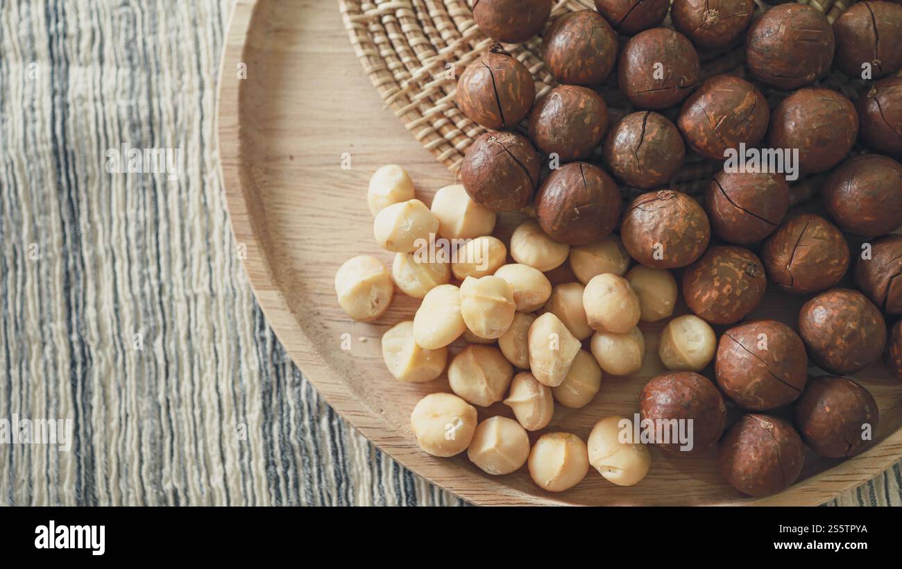 Noce di Macadamia organica. le noci di macadamia sono spezzate e cotte per gustare superfood estremamente delizioso macadamia naturale sgusciata fresca e cibo sano Foto Stock