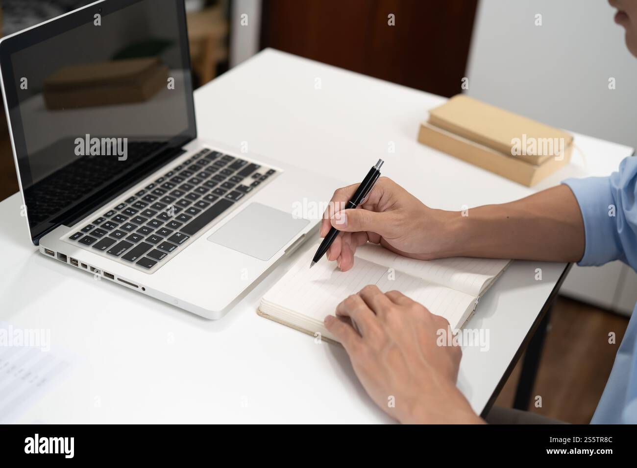 E learning Student online VDO Call Conference lavora da casa con Cat Remote Work Talk chat online su laptop webcam conferenza con tablet Foto Stock