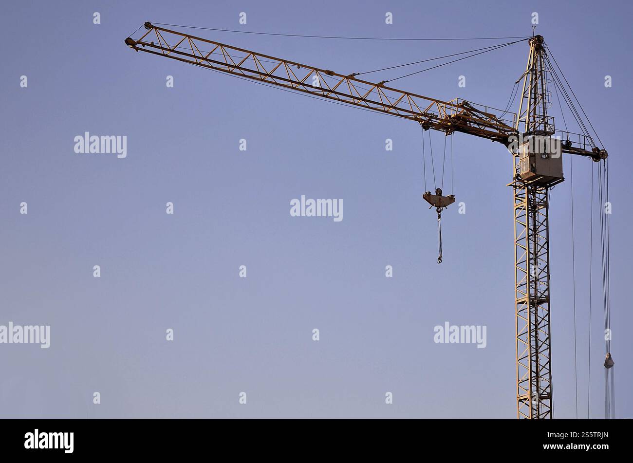 Sfondo industriale astratto con gru a torre da costruzione su un cielo blu chiaro. Cantiere. Edificio in fase di costruzione con Foto Stock