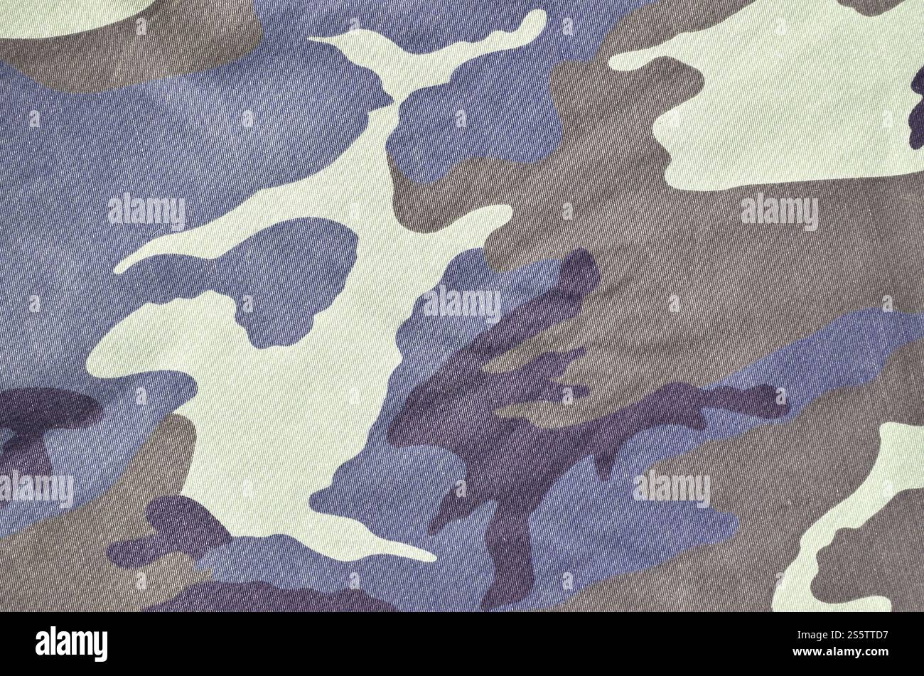 Tessuto con camouflage dipinto nei colori della palude. Immagine di sfondo dell'esercito. Modello tessile di tessuto mimetico militare. Struttura di Foto Stock
