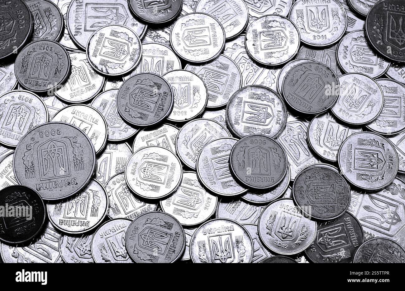 Una grande pila di monete da una banca Ucraina. Monete di tipo ucraino: Kopeck. Concetto per affari bancari, tasse, debito, prezzi e altri aspetti finanziari Foto Stock