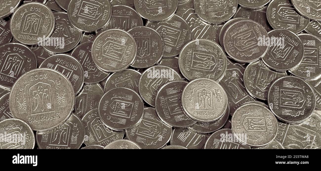 Una grande pila di monete da una banca Ucraina. Monete di tipo ucraino: Kopeck. Concetto per affari bancari, tasse, debito, prezzi e altri aspetti finanziari Foto Stock