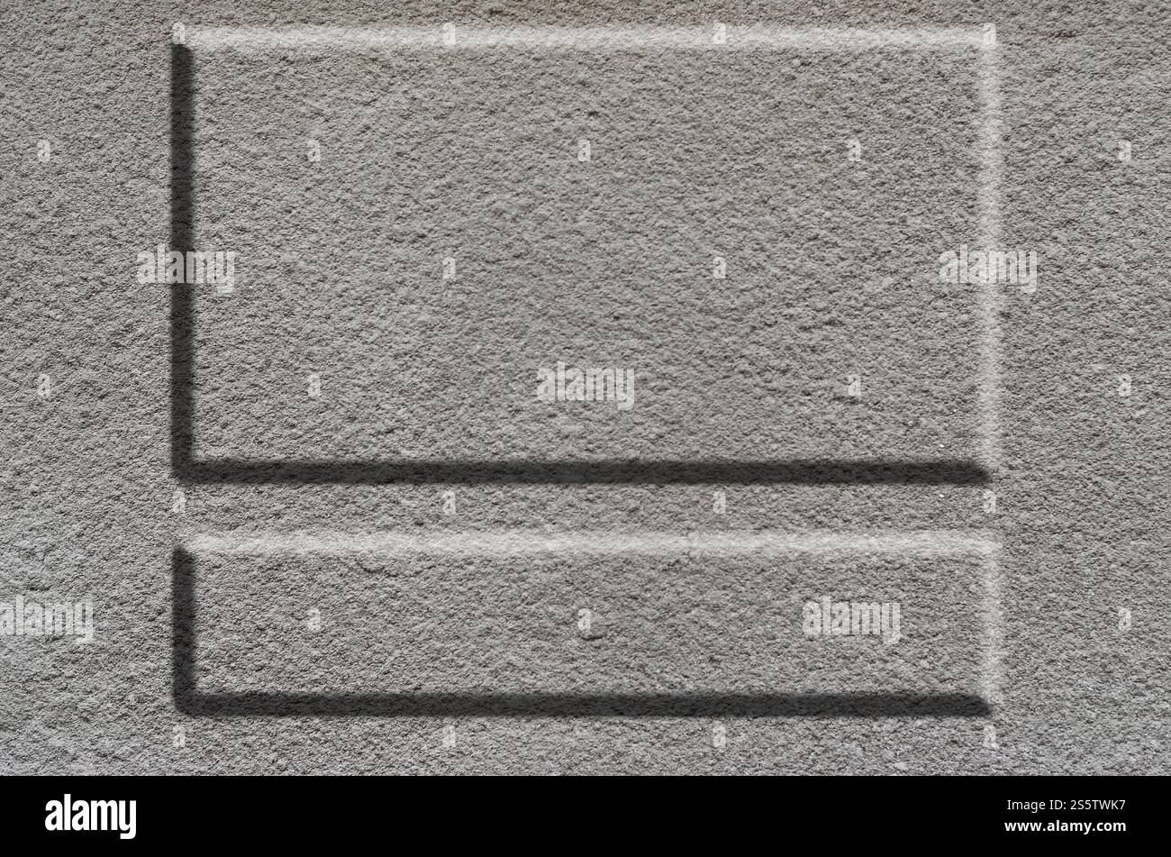 Consistenza della superficie in calcestruzzo grezzo con porzioni evidenziate in grigio voluminose che possono essere osservate all'esposizione alla luce. Preparazione allo sfondo Foto Stock