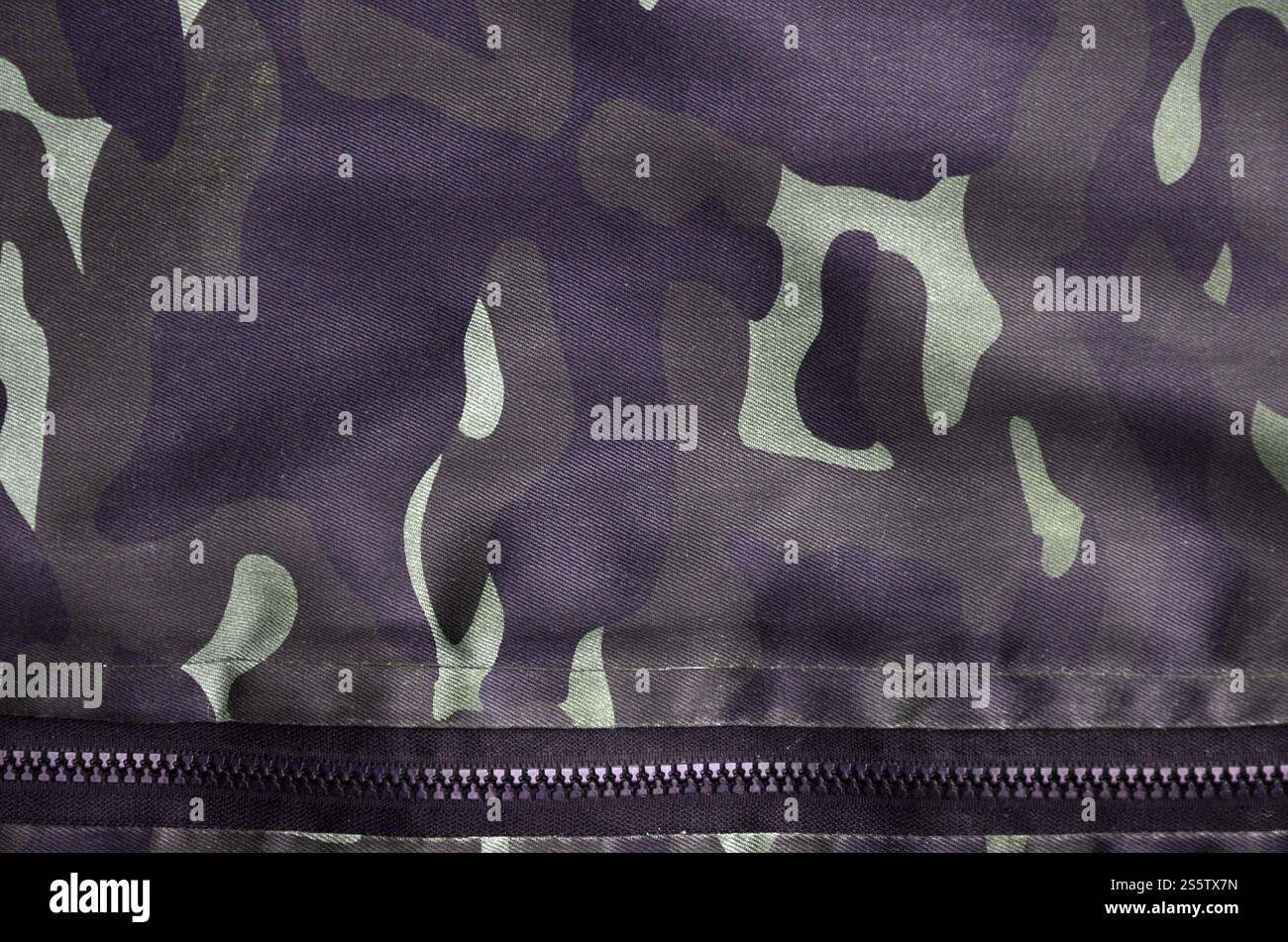 Tessuto con camouflage dipinto nei colori della palude. Immagine di sfondo dell'esercito. Modello tessile di tessuto mimetico militare. Struttura di Foto Stock