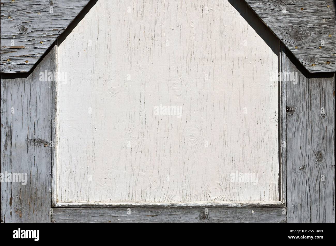 La tessitura di una parete in legno con una vecchia vernice di rivestimento che rovina sotto l'influenza del tempo e clima Foto Stock