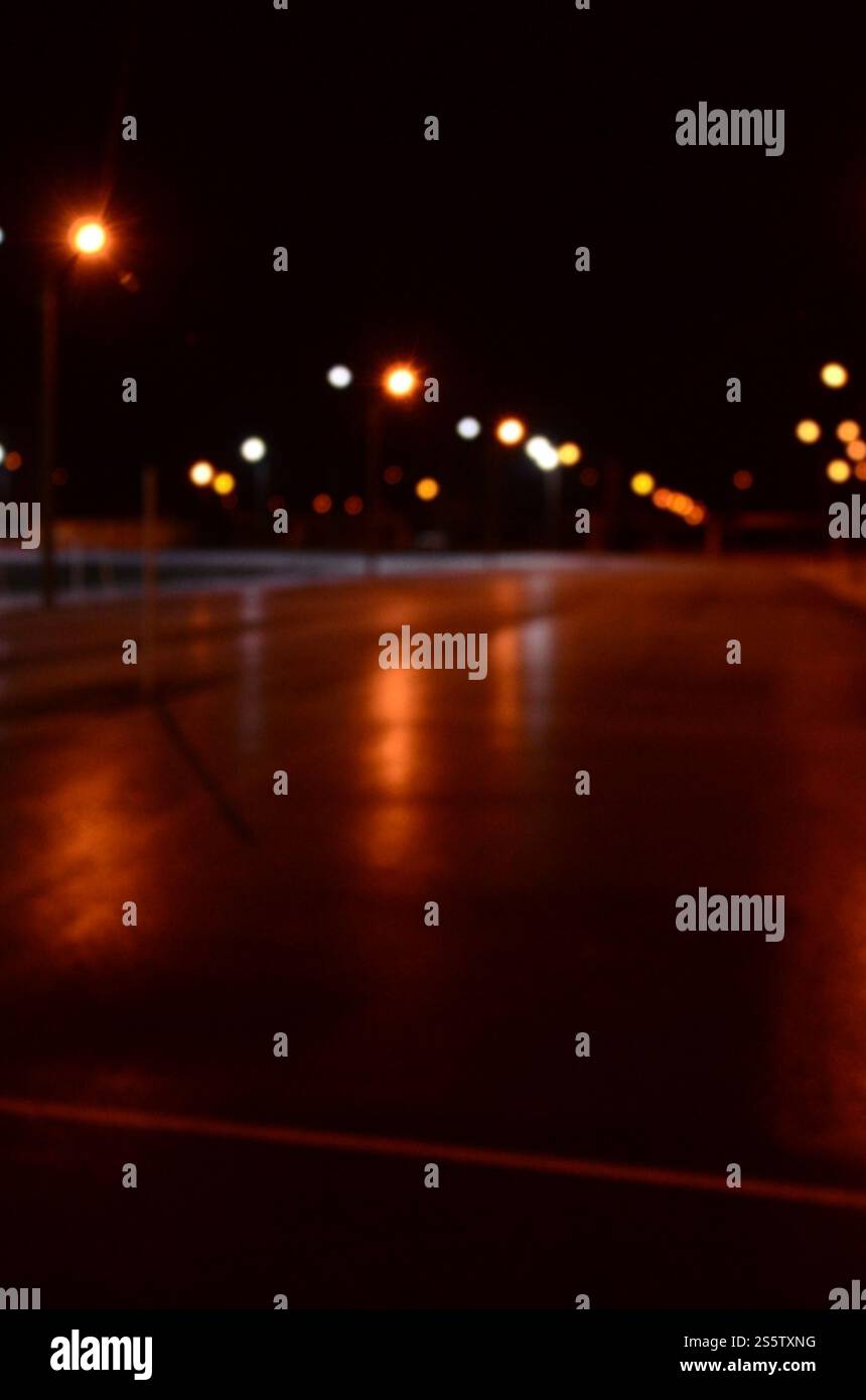 Foto sfocate del parco giochi della scuola di notte con luci accese Foto Stock