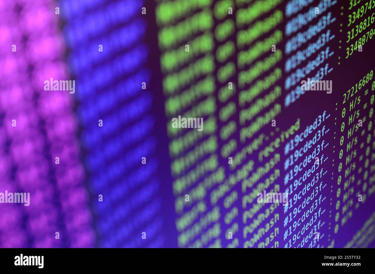 Istantanea macro dell'interfaccia del programma per l'estrazione di criptovalute sul monitor di un computer dell'ufficio. Il concetto di estrazione dei bitcoin. Il flusso di Foto Stock