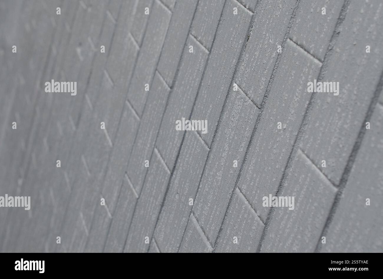 La struttura del muro dalla vecchia piastrella, dipinta di grigio sotto l'influenza della condensazione. Molte piccole gocce e macchie d'acqua sulla parete Foto Stock