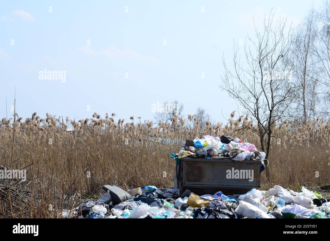 La bidonera è confezionata con rifiuti e rifiuti. Rimozione prematura dei rifiuti nelle aree popolate Foto Stock