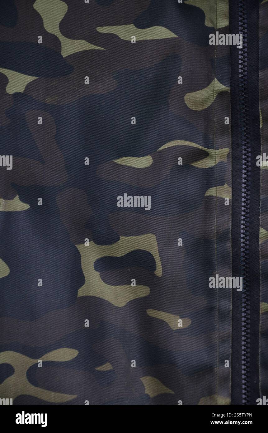 Tessuto con camouflage dipinto nei colori della palude. Immagine di sfondo dell'esercito. Modello tessile di tessuto mimetico militare. Tessile Foto Stock