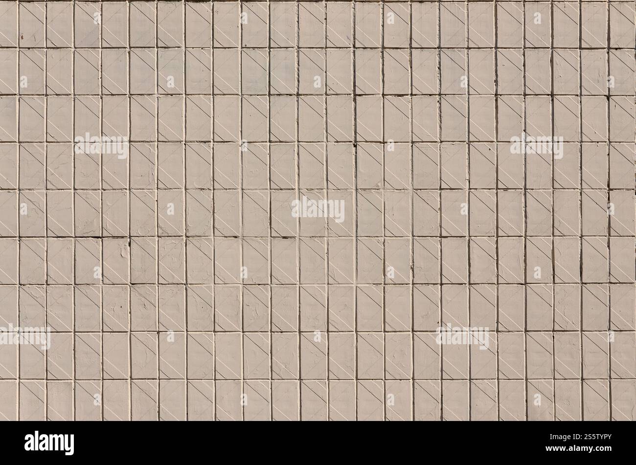 Vecchie piastrelle murali beige sovietiche. La texture della classica piastrella esterna, che fu rivisitata dagli edifici durante i tempi dell'Unione Sovietica Foto Stock