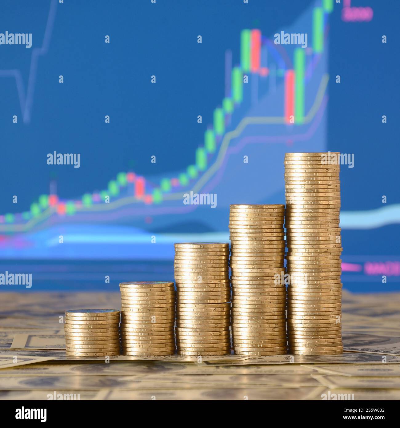 Pile di monete d'oro disposte come un grafico. Aumento delle colonne di monete, passo delle pile di monete. Idea aziendale e finanziaria. Pile di monete dorate Foto Stock