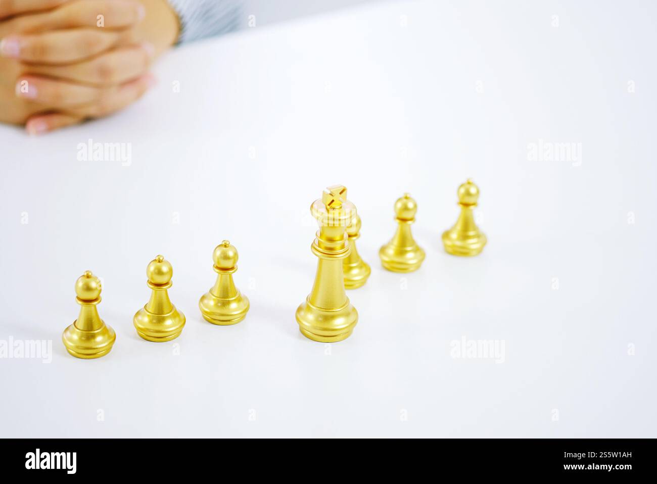 Concetto di risorse umane gestione della carriera con le mani strette pianificazione strategia con figure di scacchi Foto Stock