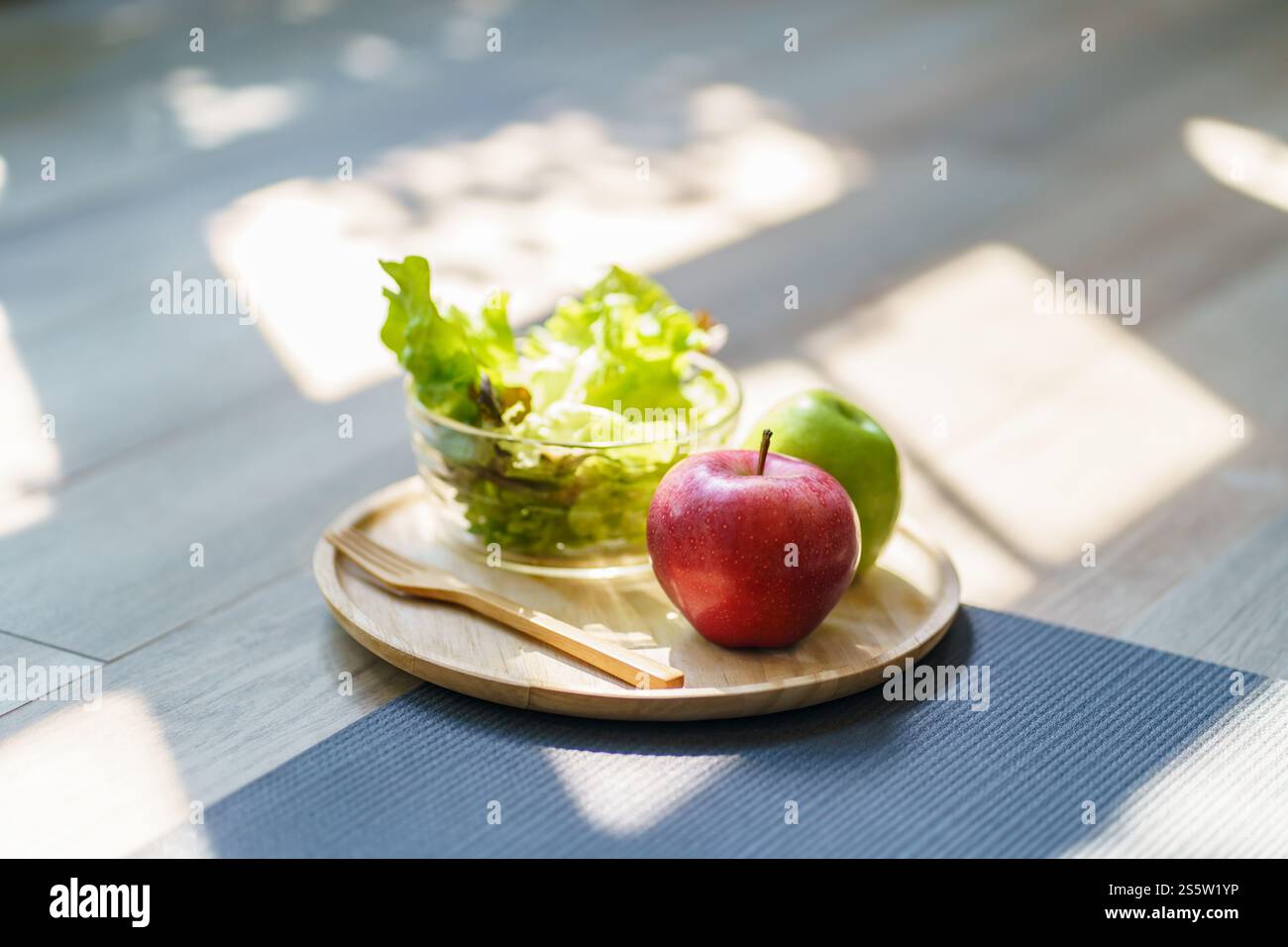 Insalata fresca e Apple Heathy: Cibo crudo vegano pulito Foto Stock