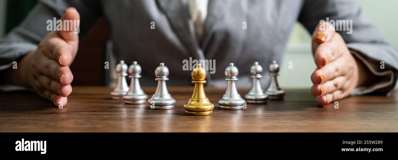 Leader e squadra di scacchi. Concetto di risorse umane gestione della carriera con mani strette strategia di pianificazione con cifre degli scacchi. leadership o successo Foto Stock