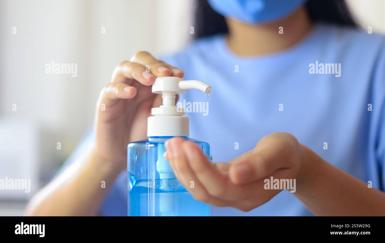 Mano applicazione di gel alcool igienizzante liquido mani di pulizia per prevenire la Corona virus covid-19. Gel di alcool igienizzante per mani donna per l'igiene delle mani Foto Stock