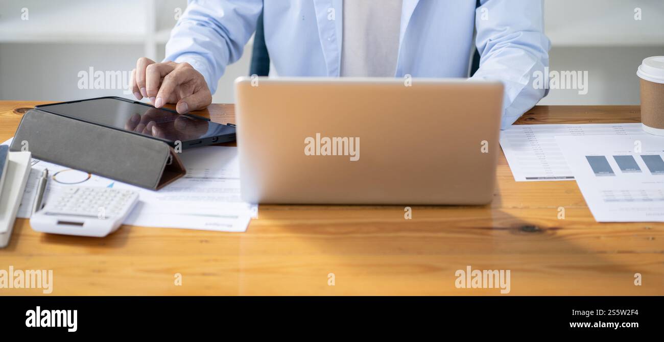 E learning studente online VDO Call Conference lavoro da casa lavoro remoto conversazione chat online su laptop webcam conferenza lavoro con tablet social Foto Stock