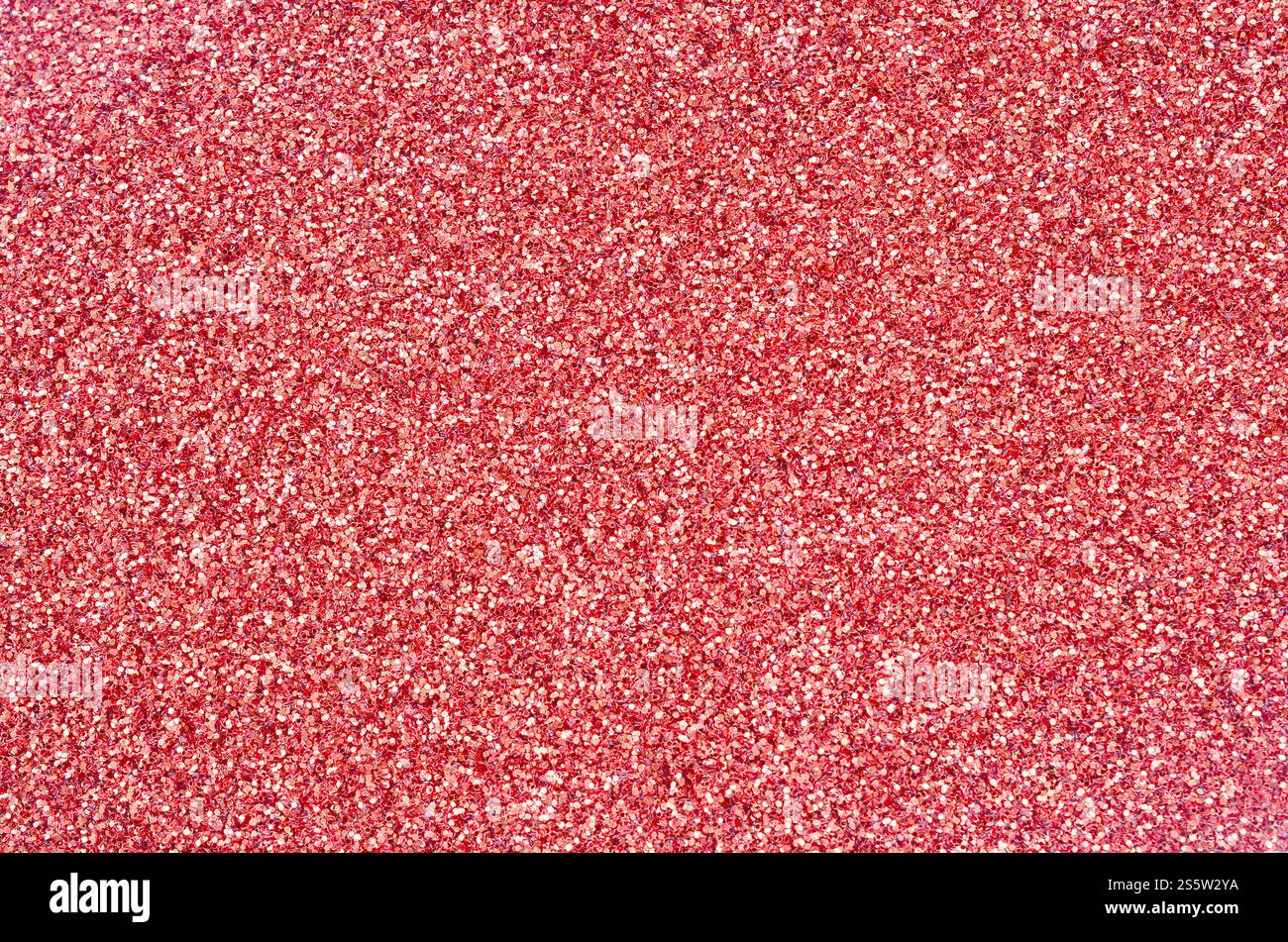 Paillettes decorative rosso corallo. Immagine di sfondo con luci bokeh brillanti provenienti da piccoli elementi che riflettono la luce. Paillettes decorative rosso corallo. Foto Stock