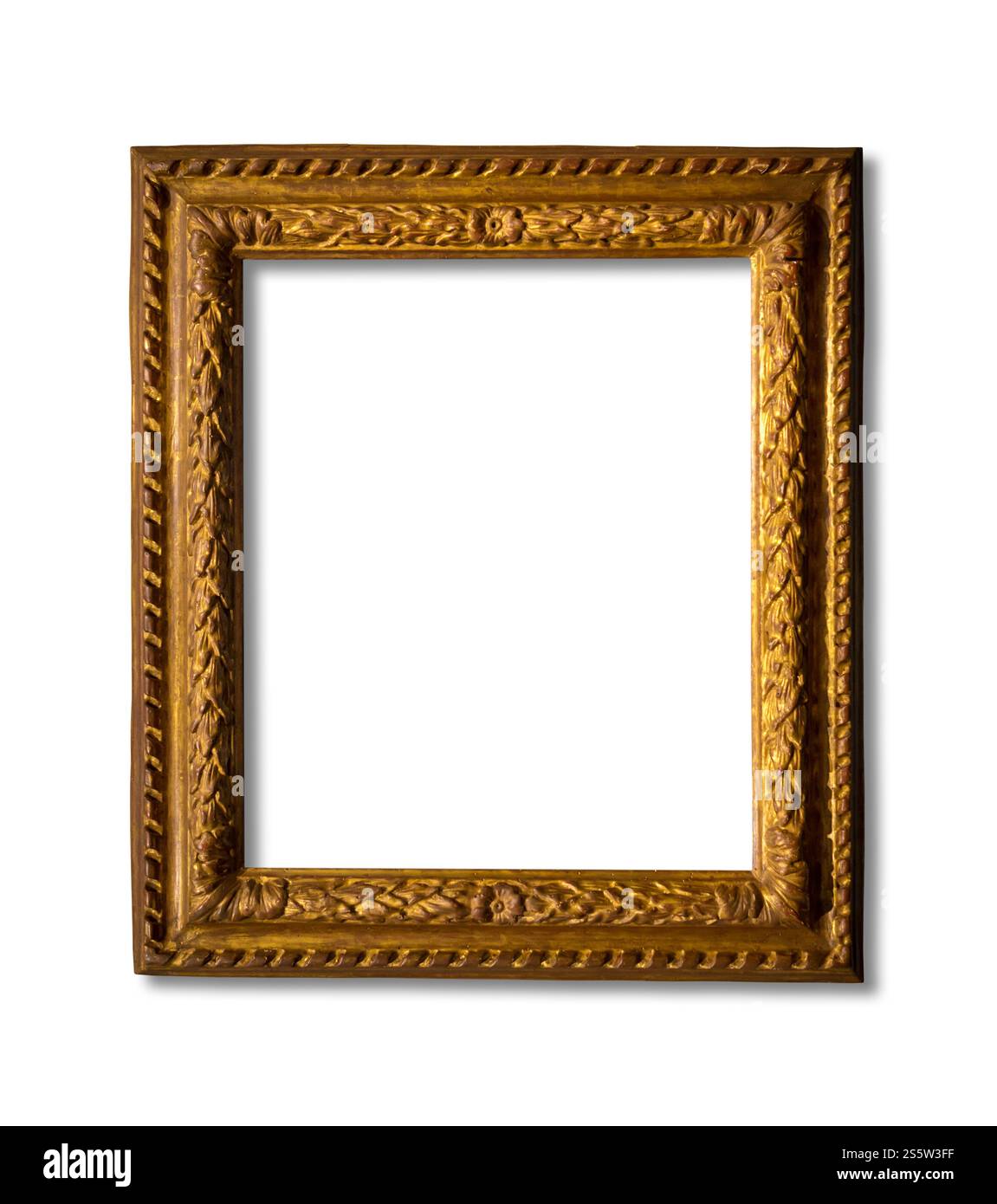 Cornice dorata vuota isolata su sfondo bianco. Mockup d'arte vuoto sul muro del museo. Cornice dorata vuota isolata su sfondo bianco Foto Stock